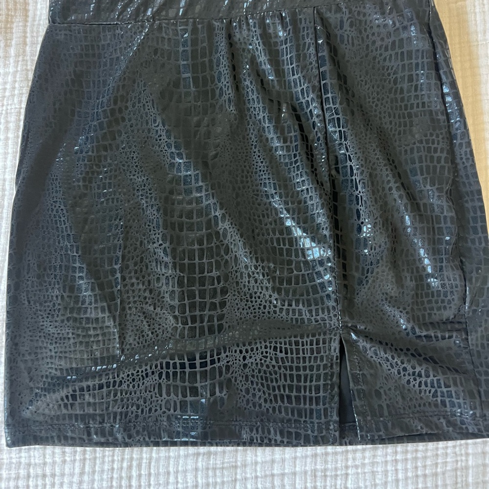 Elegant Black Crocodile-Patterned Skirt